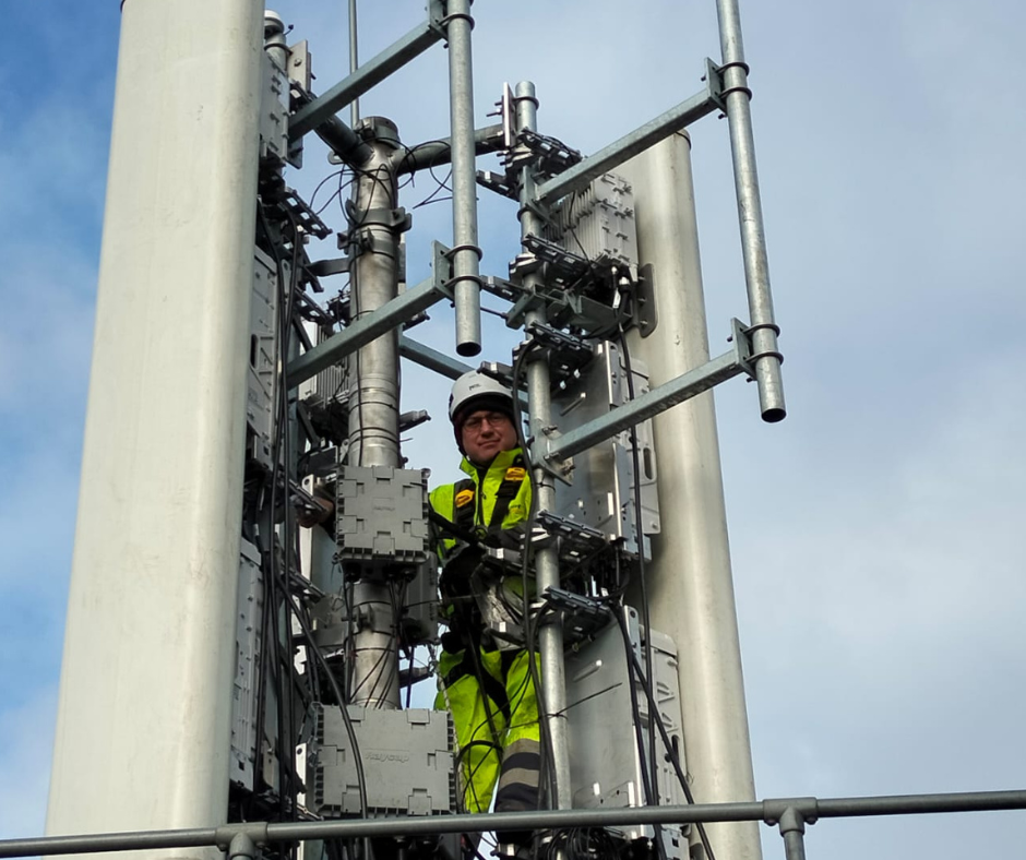 Rigger engineer Niko installe la 5G à haute altitude